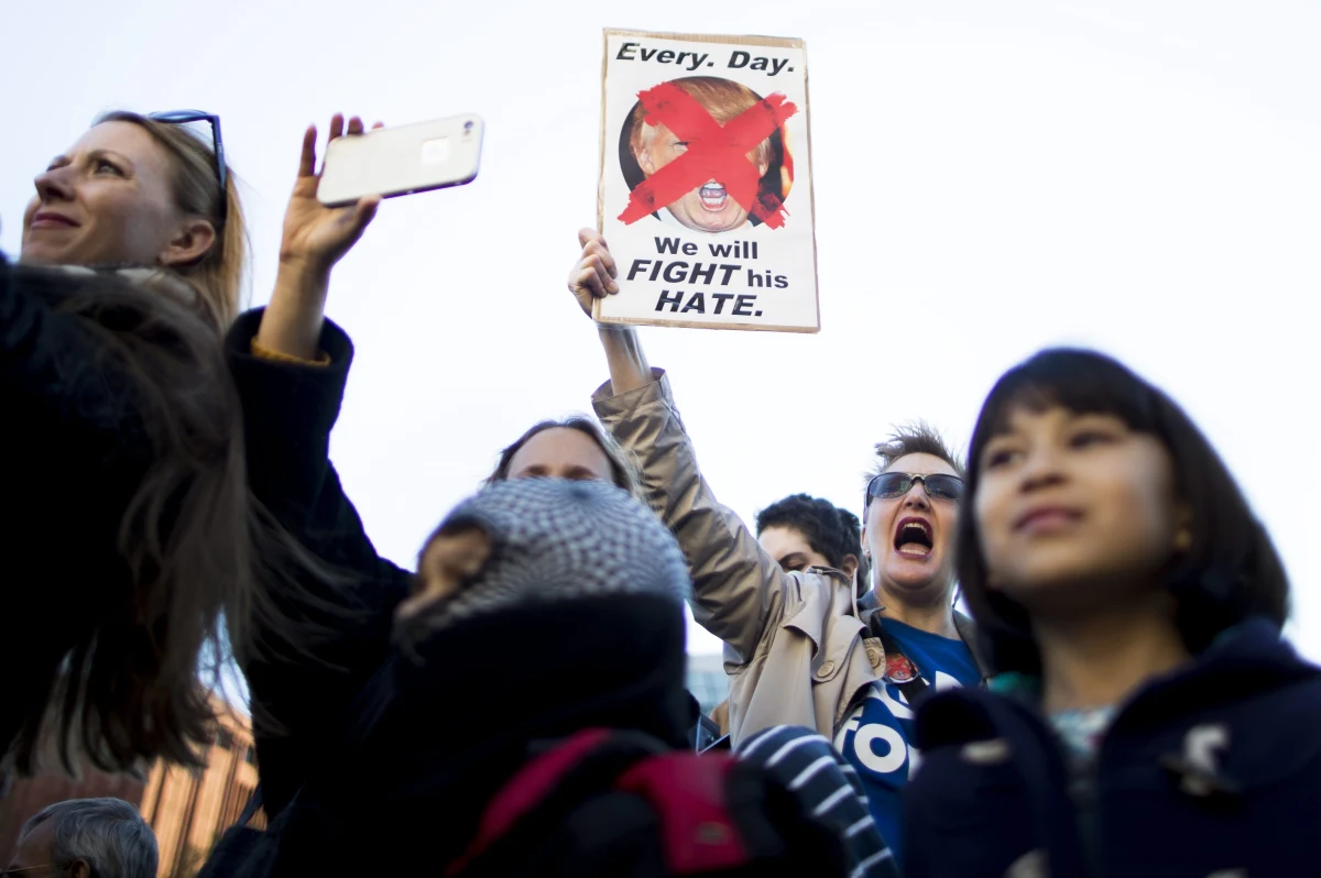 Ok. 1,2 tysiąca osób protestowało w piątek wieczorem czasu lokalnego na ulicach Nowego Jorku przeciwko wyborowi Donalda Trumpa na 45. prezydenta USA - poinformowała agencja AFP. "To nie jest nasz prezydent! To nie jest nasz prezydent!" - skandowali uczestnicy pikiety. Wielu z nich miało w dłoniach plakaty z wizerunkiem Hillary Clinton, rywalki Trumpa w wyborach prezydenckich. Podobne demonstracje odbyły się także m.in. w Miami, Los Angeles, Filadelfii i Atlancie.