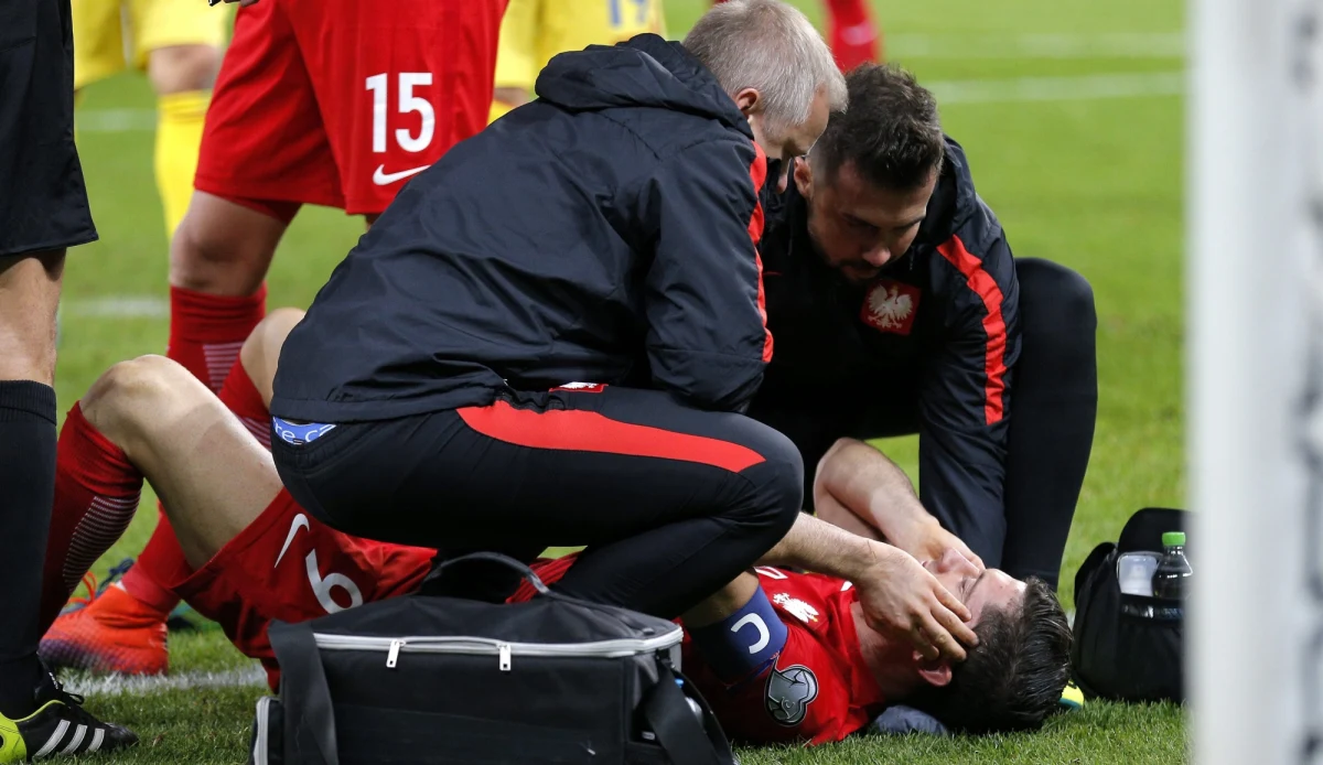 Robert Lewandowski przyznał, że po tym, jak w trakcie piątkowego meczu Rumunia – Polska (0:3) wybuchła obok niego petarda, sędzia Damir Skomina dał mu tyle czasu, ile potrzebował, aby dojść do siebie po ogłuszeniu. „Nie wiem, czy arbiter powinien zakończyć mecz” – stwierdził „Lewy”. 