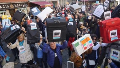 Protestowali z walizkami. Manifestacja przeciwko wyludnianiu się Wenecji