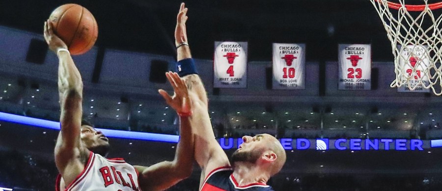 Siódmej porażki w lidze NBA doznali koszykarze Washington Wizards. "Czarodzieje" na wyjeździe ulegli Chicago Bulls 95:106. Marcin Gortat zdobył dla gości 18 punktów - to jego najlepszy wynik w tym sezonie. Drużyna Polaka ma na koncie także dwa zwycięstwa.