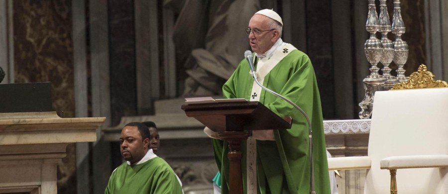 "Otwórzmy oczy na bliźniego, zwłaszcza brata zapomnianego i wykluczonego" - apelował papież Franciszek podczas mszy w Watykanie dla bezdomnych i ubogich z ponad 22 krajów, m.in. z Polski. Nabożeństwo odbyło się w ramach kończącego się Roku Miłosierdzia.