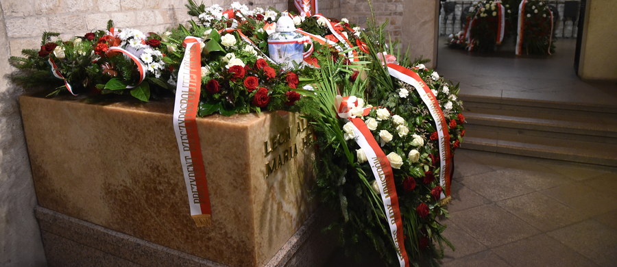 Dziś w Krakowie odbędzie się ekshumacja pary prezydenckiej Lecha i Marii Kaczyńskich - pierwsza z kilkudziesięciu zaplanowanych w całym kraju w ramach prowadzonego przez Prokuraturę Krajową śledztwa dotyczącego katastrofy smoleńskiej.