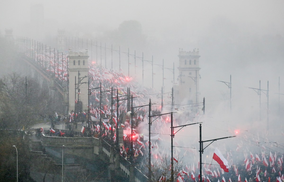 Prokuratura w Warszawie oceni, czy spalenie flagi Ukrainy przez grupę uczestników Marszu Niepodległości było złamaniem prawa. Policjanci próbują ustalić, kto to zrobił - zabezpieczyli nagrania z monitoringu i analizują film zamieszczony w internecie.