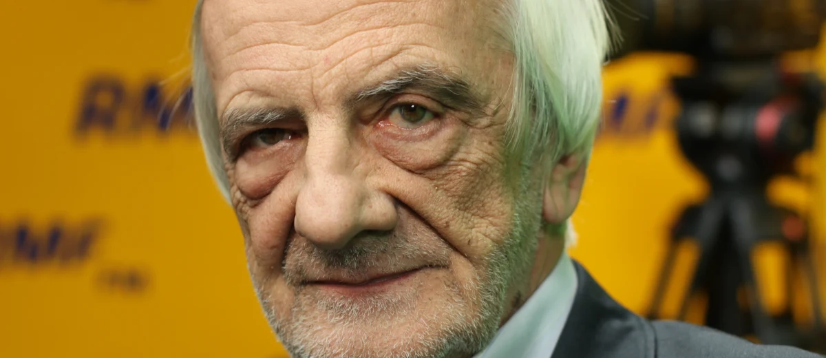 Dziś w nocy ma rozpocząć się ekshumacja ciał Lecha i Marii Kaczyńskich. Ryszard Terlecki - wicemarszałek Sejmu - pytany w Popołudniowej rozmowie w RMF FM o protesty przeciwko otwieraniu grobów ofiar katastrofy smoleńskiej zaznaczył, że na ekshumację nie zgadzała się "skromna mniejszość". "Tutaj niestety obawiam się, że gra też czynnik polityczny. Jeżeli wszystkie rodziny przedstawicieli opozycji są przeciw, to jakoś nie chce się wierzyć, że to jest tylko wynik ich indywidualnych decyzji czy emocji" - dodał polityk. Pytany przez Marcina Zaborskiego o obecność na Wawelu przedstawiciela podkomisji smoleńskiej odpowiedział: "Myślę, że ta obecność będzie miała także taki charakter pewnej kontroli czy uwiarygodnienia tych działań, które będzie przeprowadzać prokuratura". Gość Popołudniowej rozmowy w RMF FM dodał, że to dobrze, że "taki czynnik społeczny będzie uczestniczyć w tym bardzo trudnym i przykrym dla wielu przedsięwzięciu".