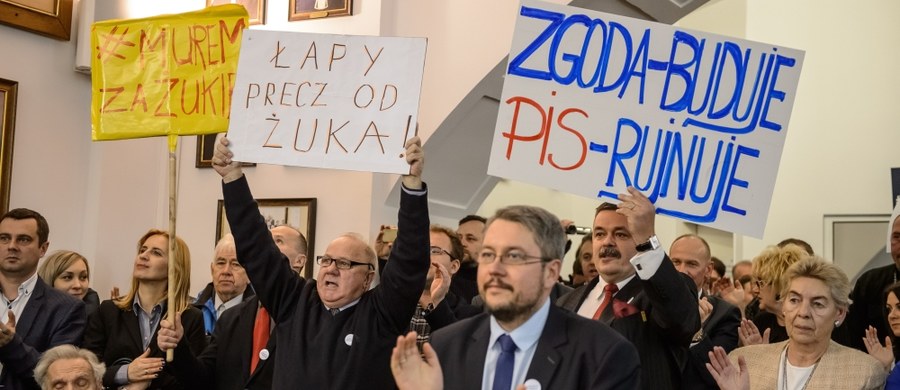 Prezydent Lublina Krzysztof Żuk pozostanie na stanowisku. Przeciwko uchwale stwierdzającej wygaśnięcie mandatu prezydenta Lublina zagłosowało 16 radnych popierającej Żuka koalicji PO i ugrupowania Wspólny Lublin, natomiast za uchwałą było 15 radnych PiS.