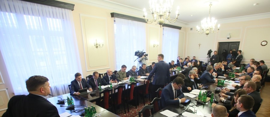 Sejmowa komisja obrony poparła projekt nowelizacji ustawy o powszechnym obowiązku obrony, którego celem jest powołanie Wojsk Obrony Terytorialnej jako odrębnego rodzaju sił zbrojnych. We wtorek wieczorem projektem ma się zająć Sejm.