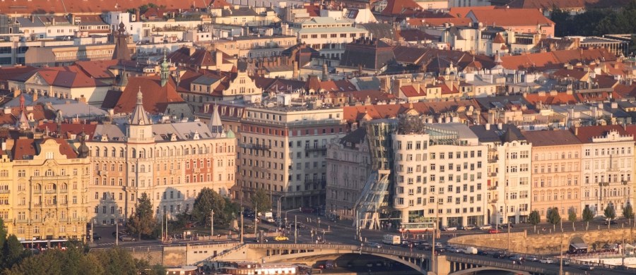 Olbrzymich rozmiarów cykl 20 obrazów Alfonsa Muchy (1860-1939) poświęcony Słowiańszczyźnie miał wyruszyć na wystawy w Azji, ale pomysł przewożenia gigantycznych obrazów zaniepokoił część konserwatorów i wnuka artysty. Mężczyzna pozwał do sądu Pragę.