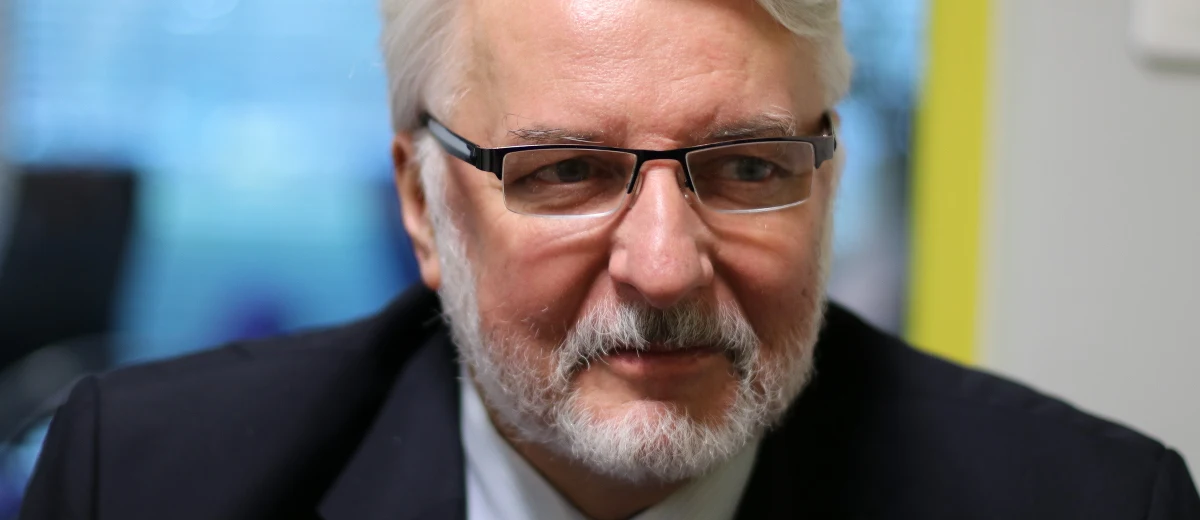"Mam wątpliwości" -  tak szef MSZ Witold Waszczykowski skomentował w Porannej rozmowie w RMF FM reprezentowanie interesów Polski przez Donalda Tuska w Brukseli. "To on jest nasz? Nie dostrzegłem, żeby przez całe dwa lata interesował się interesami Polski, czy cokolwiek promował. Nie odczuwamy tego, żeby w Brukseli dbał o interesy Polski" – stwierdził gość Roberta Mazurka. Minister spraw zagranicznych komentował też wybór Donalda Trumpa na prezydenta USA. "Pierwsze wypowiedzi Donalda Trumpa są obiecujące, zmienił swoją retorykę. Stoi za nim cała rzesza ludzi konserwatywnych, znamy ich, wiemy jakie są ich poglądy" - podsumował Waszczykowski. Zapewniał też, że Polska ma dobre stosunki z Wielką Brytanią, Niemcami i Francją. "Nawet jeśli Wielka Brytania wyjdzie z UE za 3 lata, to nie wyjdzie z Europy. Z Niemcami mamy bardzo dobre relacje na wszystkich poziomach. W Polsce są ogromne, rozległe interesy niemieckie w Polsce. Czy mamy się pokłócić o garść helikopterów z Francuzami, skoro łączą nas miliardy?" - pytał gość Porannej rozmowy w RMF FM.