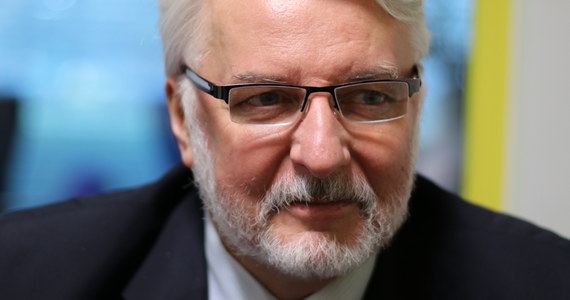 "Mam wątpliwości" -  tak szef MSZ Witold Waszczykowski skomentował w Porannej rozmowie w RMF FM reprezentowanie interesów Polski przez Donalda Tuska w Brukseli. "To on jest nasz? Nie dostrzegłem, żeby przez całe dwa lata interesował się interesami Polski, czy cokolwiek promował. Nie odczuwamy tego, żeby w Brukseli dbał o interesy Polski" – stwierdził gość Roberta Mazurka. Minister spraw zagranicznych komentował też wybór Donalda Trumpa na prezydenta USA. "Pierwsze wypowiedzi Donalda Trumpa są obiecujące, zmienił swoją retorykę. Stoi za nim cała rzesza ludzi konserwatywnych, znamy ich, wiemy jakie są ich poglądy" - podsumował Waszczykowski. Zapewniał też, że Polska ma dobre stosunki z Wielką Brytanią, Niemcami i Francją. "Nawet jeśli Wielka Brytania wyjdzie z UE za 3 lata, to nie wyjdzie z Europy. Z Niemcami mamy bardzo dobre relacje na wszystkich poziomach. W Polsce są ogromne, rozległe interesy niemieckie w Polsce. Czy mamy się pokłócić o garść helikopterów z Francuzami, skoro łączą nas miliardy?" - pytał gość Porannej rozmowy w RMF FM.