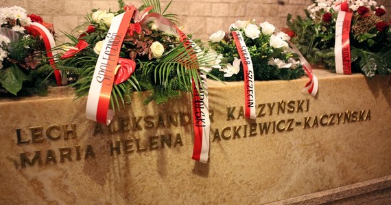Z kilkugodzinnym opóźnieniem rozpoczęła się sekcja zwłok prezydenta Lecha Kaczyńskiego, który 10 kwietnia 2010 roku zginął w katastrofie smoleńskiej. Na środę zaplanowano sekcję Marii Kaczyńskiej. Ciała pary zostały ekshumowane w nocy na Wzgórzu Wawelskim, gdzie spoczywały w sarkofagu w krypcie pod Wieżą Srebrnych Dzwonów. Reporterzy RMF FM dowiedzieli się nieoficjalnie, że sarkofag  zostanie wymieniony. Są na nim mikrouszkodzenia. Otwierała go inna firma, niż ta która kilka lat temu go zamontowała. 