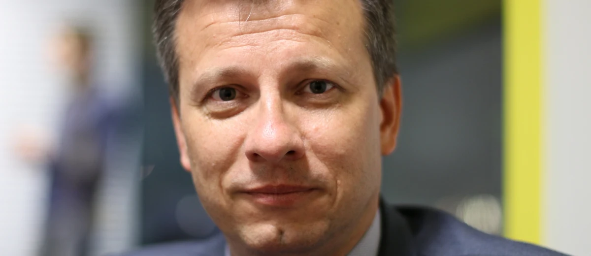 "Bardzo rzadko dajemy możliwość dzieciom wypowiadania się w sprawach ich dotyczących" - powiedział w Popołudniowej rozmowie w RMF FM Rzecznik Praw Dziecka. Minister edukacji powinna rozmawiać z uczniami o reformie oświaty? - dopytywał Marcin Zaborski. "To jest jeden z ważnych punktów opiniodawczych. Przy ministerstwie edukacji także działa Rada Młodzieżowa. (...) Głos dzieci, głos także gimnazjalistów - to jest ich życie, oni tam chodzą, oni widzą pewne rzeczy od środka - ten głos jest ważny" - dodał Marek Michalak i podkreślił, że jednym ze skutków reformy oświaty będzie spiętrzenie roczników, które nastąpi w 2019 roku. "My dzisiaj możemy sobie do końca nie zdawać sprawy, że na jedno miejsce będzie więcej osób niż jest to możliwe, albo te klasy się rozszerzy i będzie w nich po kilkadziesiąt osób albo możliwość edukacji w wymarzonej szkole będzie bardzo mocno ograniczona" - stwierdził Rzecznik Praw Dziecka.