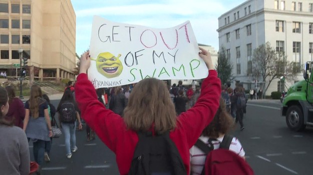 Trwają protesty młodych Amerykanów przeciwko prezydenturze Donalda Trumpa. Wielu z nich w ramach protestu opuszcza zajęcia szkolne.