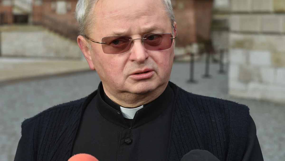 Sarkofag pary prezydenckiej w katedrze na Wawelu został zdemontowany. Rozpoczęły się już prace nad nowym, który musi powstać przed zaplanowanym na piątkowy wieczór ponownym pochówkiem Lecha i Marii Kaczyńskich. 