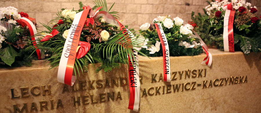 Wielonarządowe obrażenia ciała typowe dla wypadków komunikacyjnych - takie są wstępne wyniki sekcji zwłok prezydenta Lecha Kaczyńskiego - dowiedzieli się reporterzy śledczy RMF FM. Przedwczoraj na Wawelu ekshumowano ciała pary prezydenckiej. 