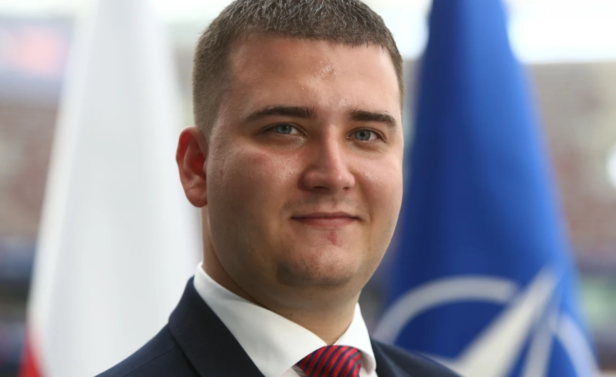 Prokuratura Okręgowa w Warszawie odmówiła wszczęcia śledztwa w sprawie powołania Bartłomieja Misiewicza do rad nadzorczych Polskiej Grupy Zbrojeniowej i Energa Ciepło Ostrołęka. Wcześniej media podawały m.in., że Misiewicz nie ukończył kursu dla członków rad nadzorczych. Nie ma także ukończonych studiów wyższych. 