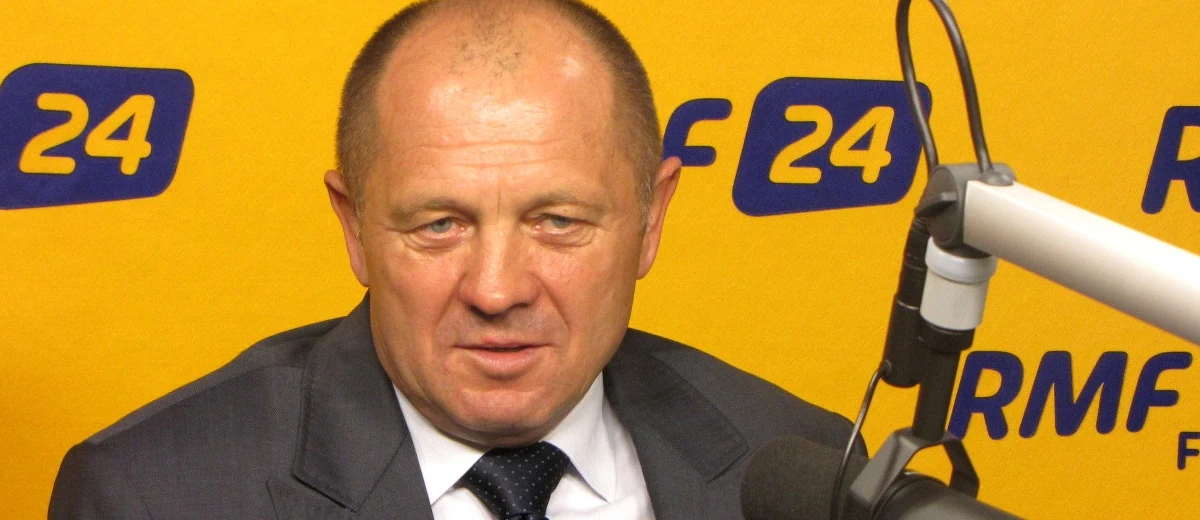 „Emerytury kapitałowe idą do lamusa” - powiedział w Popołudniowej rozmowie w RMF FM poseł PSL Marek Sawicki odnosząc się do przegłosowanych dziś przez Sejm zmian w przepisach emerytalnych. „To, co dzisiaj zrobił PiS z ustawą emerytalną, to jest bardzo prosta, bliższa niż dalsza droga do tego, by w Polsce przejść na system emerytur ryczałtowych” - podkreślił Sawicki. Polskie Stronnictwo Ludowe pracuje nad projektem ustawy w sprawie emerytur dla rolników. „W projekcie będą utrzymane dla rolników możliwości przechodzenia na wcześniejszą emeryturę (…), będziemy także wnosili te kwestie dla tych, którzy przepracowali: kobiety 35, a mężczyźni 40 lat” - tłumaczył były minister rolnictwa. To będzie „możliwość, a nie obowiązek” - podkreślił. „PiS wbrew propozycjom pana prezydenta tę możliwość przechodzenia na wcześniejszą emeryturę wyrzucił” - kontynuował gość Marcina Zaborskiego. Zapytany o to, czy błędem było to, że PSL jako koalicjant PiS odrzucało obywatelskie projekty ustaw, Marek Sawicki odpowiedział: „Z pewnością to był błąd”. „PSL musiał akceptować propozycje większego koalicjanta” - tłumaczył. W sobotę odbędą się wybory nowego szefa PSL. Zapytany przez gospodarza programu, czy możemy spodziewać się jego kandydatury błyskawicznie stwierdził: „Nie, nie przewiduję takiej możliwości. Czas, żeby kandydowali młodzi ludzie. Uważam, że jest dobry moment, by odmładzać PSL” - podsumował Sawicki.