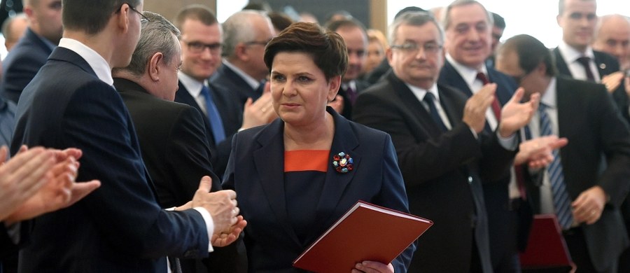 Mija rok pracy rządu Beaty Szydło. 16 listopada 2015 roku prezydent Andrzej Duda odebrał przysięgi od ministrów, którzy dziś zgodnie przyznają: "Zrealizowaliśmy nasze zobowiązania. Dotrzymaliśmy słowa". Jednak nie wszystkie działania rządu wpłynęły na jego wizerunek pozytywnie. "Ludzie wrócą do aborcji, do konstytucji, do wpadek na arenie międzynarodowej, do Misiewiczów" - zauważa dr Adam Drosik, politolog z Uniwersytetu Opolskiego w rozmowie z dziennikarką Interia.pl.