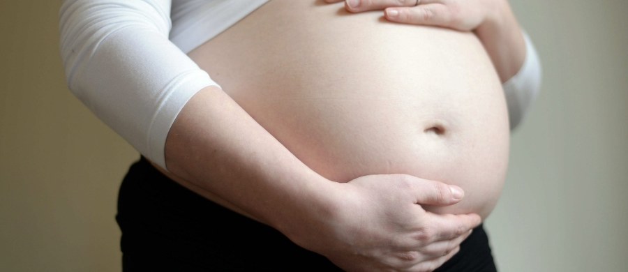 Wyjątkowo rzadki przypadek ciąży bliźniaczej, w której dzieci zostały poczęte w odstępie... 10 dniu. O tej niezwykłej sytuacji pisze BBC.