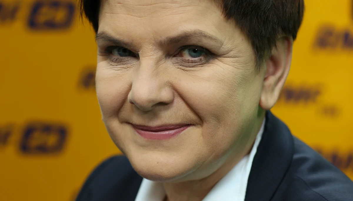 Decyzja ws. kwoty wolnej od podatków w najbliższych tygodniach - zapowiada w Porannej rozmowie w RMF FM premier Beata Szydło. "Jeżeli przyjmiemy jednolity podatek - a taka decyzja zostanie przez nas podana do publicznej wiadomości do końca roku - wówczas kwota wolna od podatku zostanie skonsumowana w ramach tej jednolitej daniny. Jeżeli nie przyjmiemy tej jednolitej daniny, to kwota wolna od podatku będzie podwyższana - ale nie w tej wysokości, która została zadeklarowana przez pana prezydenta" - mówi szefowa rządu. "To wymaga wyliczeń i analiz. Zdecydujemy się na wprowadzenie jednolitego podatku tylko wtedy, kiedy nie będzie to uderzało w przedsiębiorców" – zapewnia Szydło. W internetowej części rozmowy z Robertem Mazurkiem premier przyznaje, że Jarosław Kaczyński dokonał rzeczy niezwykłej. "Potrafił doprowadzić do tego, że PiS zwyciężyło, że zwyciężył również kandydat PiS Andrzej Duda i jest dziś prezydentem i rządzimy" - mówi Szydło.