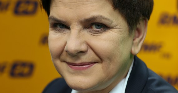 Decyzja ws. kwoty wolnej od podatków w najbliższych tygodniach - zapowiada w Porannej rozmowie w RMF FM premier Beata Szydło. "Jeżeli przyjmiemy jednolity podatek - a taka decyzja zostanie przez nas podana do publicznej wiadomości do końca roku - wówczas kwota wolna od podatku zostanie skonsumowana w ramach tej jednolitej daniny. Jeżeli nie przyjmiemy tej jednolitej daniny, to kwota wolna od podatku będzie podwyższana - ale nie w tej wysokości, która została zadeklarowana przez pana prezydenta" - mówi szefowa rządu. "To wymaga wyliczeń i analiz. Zdecydujemy się na wprowadzenie jednolitego podatku tylko wtedy, kiedy nie będzie to uderzało w przedsiębiorców" – zapewnia Szydło. W internetowej części rozmowy z Robertem Mazurkiem premier przyznaje, że Jarosław Kaczyński dokonał rzeczy niezwykłej. "Potrafił doprowadzić do tego, że PiS zwyciężyło, że zwyciężył również kandydat PiS Andrzej Duda i jest dziś prezydentem i rządzimy" - mówi Szydło.