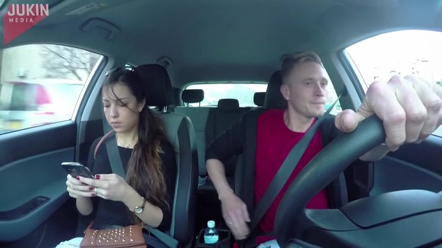 Dziewczyna była tak zajęta patrzeniem w ekran telefonu, że kierowca miał doskonałą okazję, żeby ją przestraszyć. Zatrąbił więc wprost do jej ucha.
