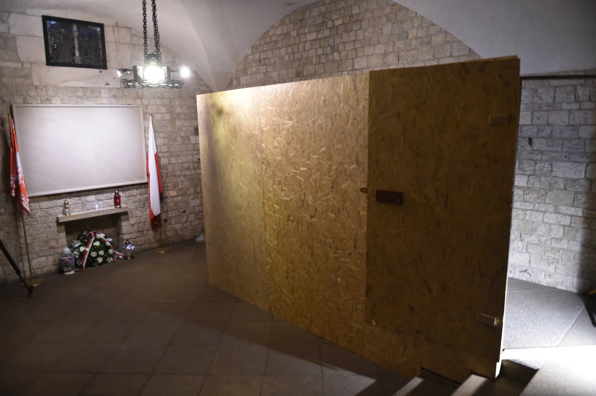 Sekcja zwłok pary prezydenckiej zakończona. Jak dowiedzieli się reporterzy śledczy RMF FM, teraz trwają przygotowania do jutrzejszego pogrzebu Lecha i Marii Kaczyńskich. 