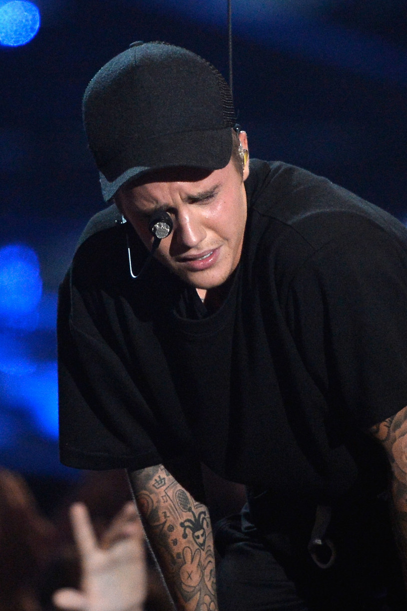 Justin Bieber wzruszył się do łez podczas swojego koncertu w środę (16 listopada), w Niemczech. 