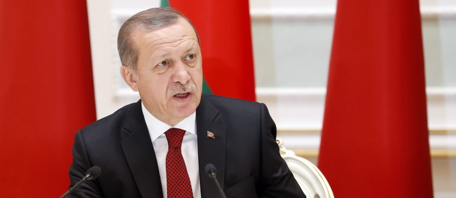 Prezydent Turcji Recep Tayyip Erdogan oskarżył Zachód o popieranie terrorystów z Państwa Islamskiego oraz innych ugrupowań "antytureckich" i dążących do destabilizacji świata islamskiego. Uczynił to w przemówieniu w pakistańskim parlamencie w Islamabadzie. 