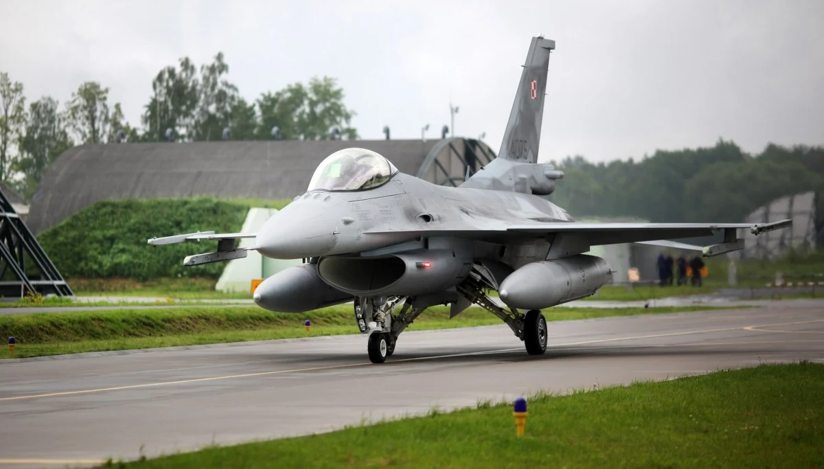 Polskie F-16 w czasie 10 lat użytkowania nie miały poważnych usterek czy incydentów w powietrzu. To nas odróżnia od armii sojuszniczych, bo były państwa, które miały poważne wypadki myśliwców w pierwszych latach eksploatacji tych samolotów. O ocenę F-16 dziennikarka RMF FM poprosiła dowódcę 32. Bazy Lotnictwa Taktycznego w Łasku - pułkownika pilota Rafała Zadenckiego. 