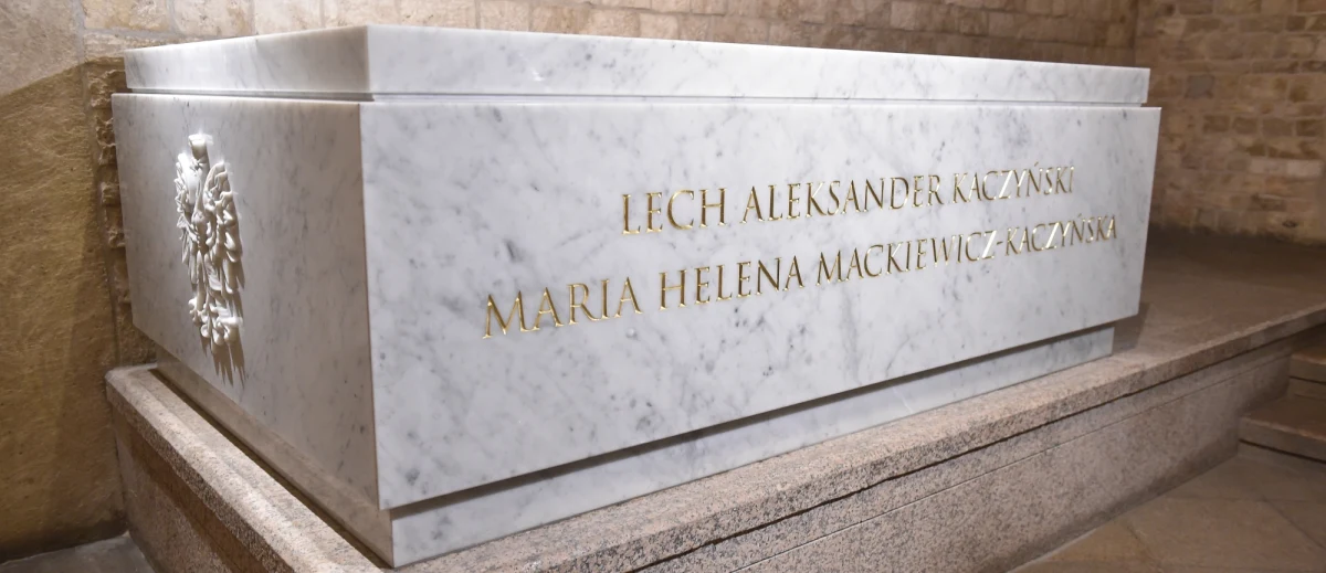 Uroczystość o charakterze prywatnym z asystą wojskową - tak będzie wyglądał ponowny pochówek Lecha i Marii Kaczyńskich. Uroczystość odbędzie się dziś o godzinie 19 w Katedrze na Wawelu. Wiadomo, że na pogrzebie pojawi się prezydent Andrzej Duda z żoną, premier Beata Szydło oraz przedstawiciele rządu. Jak przekazał proboszcz katedry ks. prałat Zdzisław Sochacki, nowy sarkofag, w którym spocznie Lech i Maria Kaczyńscy jest już gotowy.