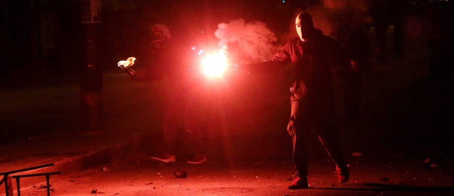 Mieszkańcy greckiej wyspy Chios w nocy podpalili namioty na terenie lokalnego obozu dla uchodźców, domagając się przeniesienia przybyszów do kontynentalnej Grecji - poinformowała telewizja Skai. Dzień wcześniej pożary w ośrodku wywołali sami uchodźcy.