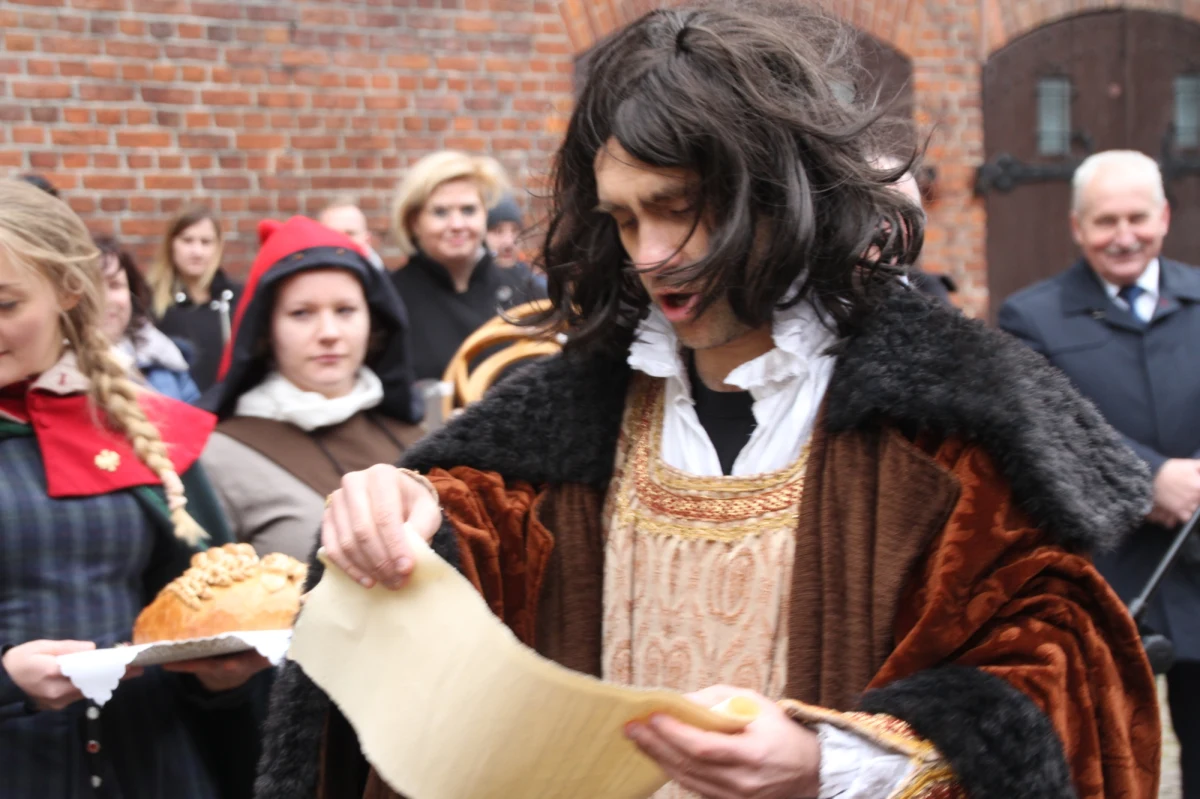 Pięć wieków temu do olsztyńskiego zamku przybył Mikołaj Kopernik. W stolicy Warmii przez cztery lata pełnił rolę administratora. Aby uczcić to wydarzenie władze miasta przygotowały dziś specjalną inscenizację. Wielki uczony ponownie przekroczył bramy zamku.