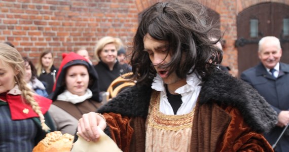 Pięć wieków temu do olsztyńskiego zamku przybył Mikołaj Kopernik. W stolicy Warmii przez cztery lata pełnił rolę administratora. Aby uczcić to wydarzenie władze miasta przygotowały dziś specjalną inscenizację. Wielki uczony ponownie przekroczył bramy zamku.