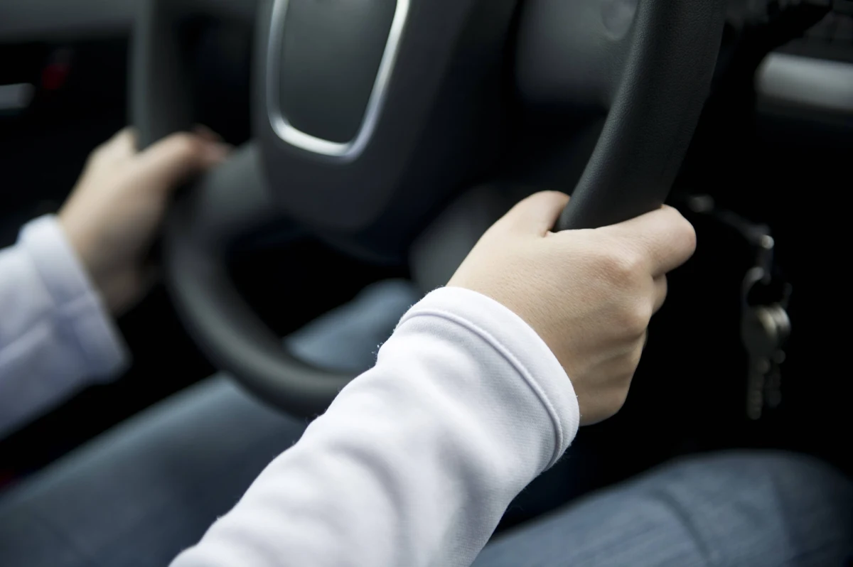 Starszy mężczyzna z brodą chciał, by 8-latek wsiadł do jego samochodu. Poznańska policja prosi o pomoc świadków zdarzenia, do którego doszło we wtorek na skrzyżowaniu ulic Naramowickiej i Bolka.