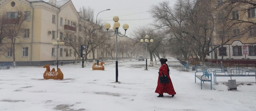 Anomalne dla listopada mrozy dotarły do Syberii, Ałtaju i Uralu. W obwodzie omskim i Kraju Ałtajskim temperatura spadła poniżej minus 40 stopni Celsjusza - relacjonują rosyjskie media. W obwodzie swierdłowskim doszło do awarii ogrzewania bloków mieszkalnych.