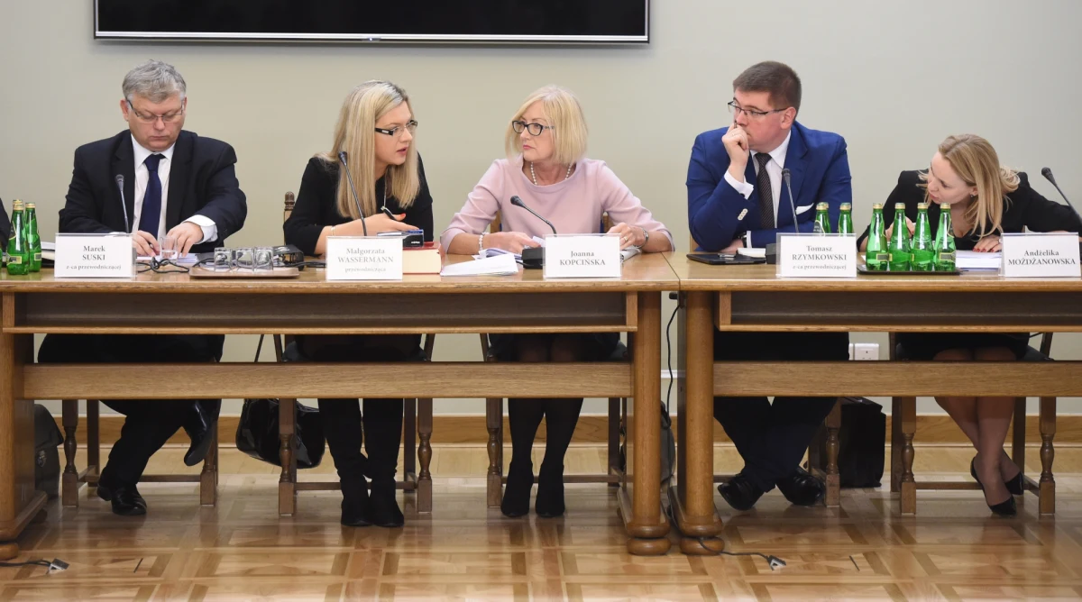 "Nie jestem kolejnym prokuratorem, który ma amnezję; mam prawo nie pamiętać różnych spraw, które wpływały w tamtym czasie" - powiedział przed komisją śledczą prok. Dariusz Różycki. Dodał, że pierwszy zapamiętany kontakt ze sprawą Amber Gold miał w maju lub czerwcu 2012. Różycki był szefem Prokuratury Okręgowej w Gdańsku od 2008 r. do wiosny 2016 roku. Przed komisją zeznawał dziś także prok. Marek Siemczonek, który wizytował Prokuraturę Rejonową Gdańsk-Wrzeszcz prowadzącą początkowo sprawę Amber Gold. "Dochodzenie w sprawie Amber Gold niewątpliwie nie zostało przeprowadzone należycie" - przyznał.