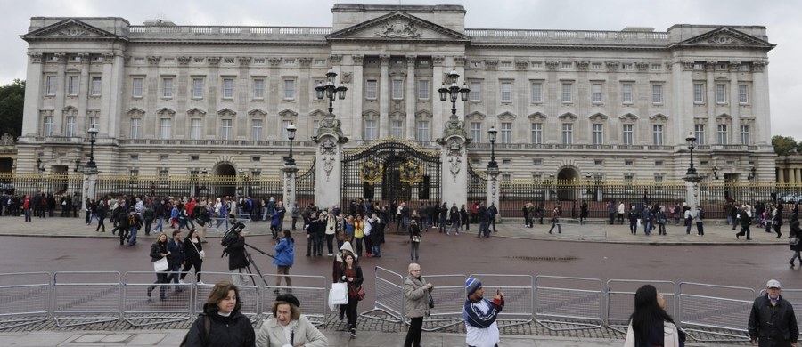 Blisko 370 milionów funtów na przestrzeni dziesięciu lat wyda brytyjski rząd na kompleksowy remont głównej rezydencji brytyjskich monarchów, położonego w centrum Londynu Pałacu Buckingham. Prace rozpoczną się w kwietniu 2017 roku i będą wykonywane etapami - tak, aby mieszkająca w pałacu 90-letnia królowa Elżbieta II nie musiała wyprowadzać się ze swojej posiadłości.