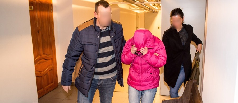 ​Areszt dla księgowej Iwony J. z Sądu Okręgowego we Wrocławiu. Prokuratura zarzuca jej, że zdefraudowała ponad milion złotych z sądowej kasy. Pieniądze były przeznaczone na płace sędziów i pracowników sądu. Kobieta przyznała się do winy i wytłumaczyła, że pieniądze przeznaczała m.in. na podróże oraz samochody.