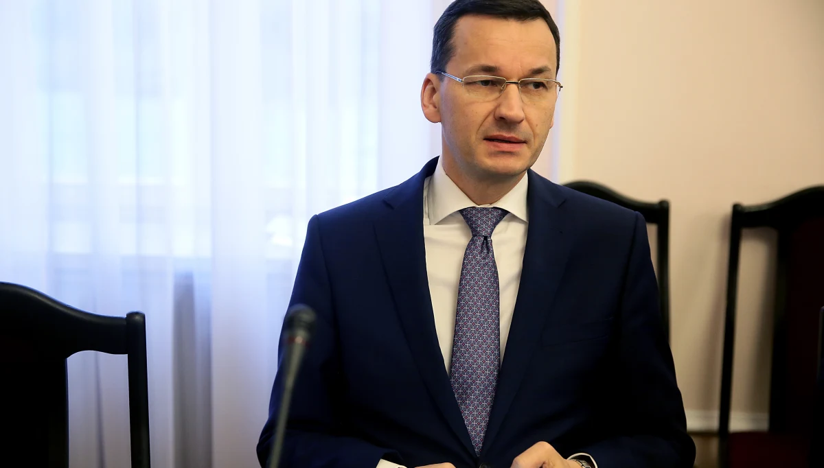 "Mój cel to jest uprościć życie przedsiębiorcom, ponieważ ja uważam, że oni budują nasz dobrobyt, ale i siłę państwa. Ja jestem zakochany w Polsce i to jest mój cel podstawowy. Chcę, żeby Polska była krajem silnym, zamożnym, ale też takim pięknym poprzez to jak ludzie ją kochają" - mówił gość Krzysztofa Ziemca w RMF FM Mateusz Morawiecki. Wicepremier mówił o ogłoszonej w piątek "Konstytucji dla biznesu" "Właśnie pokazaliśmy szereg bardzo ciekawych praktycznych rozwiązań, bo praktyka nas interesuje. (…) Staraliśmy się przy pracy nad konstytucją dla biznesu być jak najbardziej praktyczni. I stąd szereg zapisów z rozmów z przedsiębiorcami, przed i po przedstawieniu konstytucji dla biznesu. Wiem, że zostały one przyjęte bardzo, bardzo dobrze" - oceniał minister rozwoju i finansów. Odniósł się do krytycznych głosów w sprawie obniżenia wieku emerytalnego w Polsce. "Mainstream ekonomiczny jeszcze długo będzie się uczył. Niczego nie zapomina i niewiele się uczy, tak jak Burbonowie po rewolucji francuskiej i napoleońskich wojnach" - stwierdził rozmówca Krzysztofa Ziemca. 