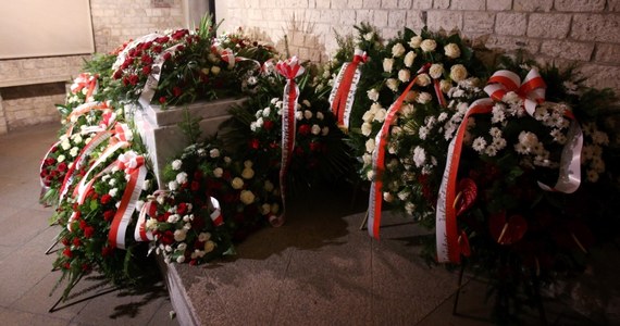 Trumny z ciałami Lecha i Marii Kaczyńskich w piątek wieczorem ponownie spoczęły w katedrze na Wawelu. Podczas uroczystości ponownego pochówku kard. Stanisław Dziwisz zaznaczył, że pamięć o ofiarach katastrofy smoleńskiej w tym miejscu jest nakazem historii.