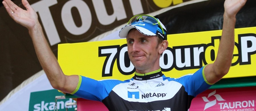 36-letni kolarz Bartosz Huzarski zakończył sportową karierę. Przez ostatnie dwa lata "Huzar" jeździł w grupie Bora Argon. W przeszłości Huzarski zajmował 3. miejsce na etapie hiszpańskiej Vuelty, czy 2. na włoskim Giro. Trzykrotnie ukończył także najbardziej prestiżowy wyścig świata Tour de France. "Chciałem jeździć jeszcze przez rok, ale nie znalazłem oferty, który by mnie satysfakcjonowała" - mówi były już kolarz w rozmowie z Patrykiem Serwańskim. "Chciałbym zostać przy kolarstwie zawodowym i jeszcze się ścigać. Niestety nie znalazłem oferty, która by mnie w pełni satysfakcjonowała. Ścigając się na wysokim poziomie trzeba mieć duże wymagania, fajną drużynę i trzeba znać swoją wartość w peletonie. Nie trafiło mi się nic co by zdołało mnie przekonać do podpisania kontraktu. Oczywiście pozostaję przy kolarstwie. Działam w mojej akademii. Organizują kolejny rok pod kątem mojej grupy Huzar Bike Academy - projektu dla dorosłych, dla miłośników kolarstwa. Czas się zacząć tym wszystkim bawić. Odchodzę od rygorystycznej diety, treningów. Ale z roweru nie rezygnuję" - dodaje.