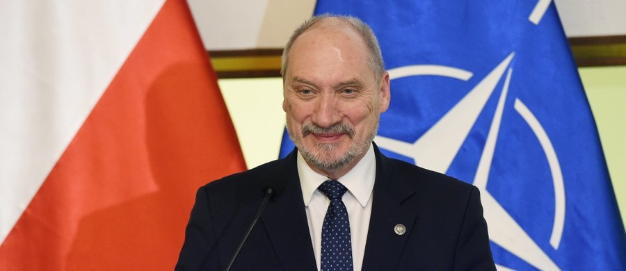 ​Macie jedną partię polityczną, tą partią jest Polska, żadna inna - powiedział w sobotę do uczestników konferencji organizacji proobronnych szef MON Antoni Macierewicz. Zaapelował też o ujednolicenie modelu ćwiczeń w poszczególnych stowarzyszeniach.