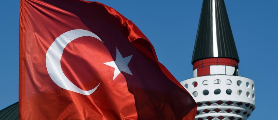 ONZ wyraziła w sobotę "głębokie zaniepokojenie" z powodu złożonego w tureckim parlamencie projektu ustawy, która w pewnych wypadkach pozwala na anulowanie kary za gwałt na nieletnich, jeśli gwałciciel zgodzi się poślubić ofiarę gwałtu. Poprzedniego dnia Turczynki demonstrowały tłumnie na ulicach Ankary, Stambułu i innych miast przeciwko projektowi ustawy, którego pierwsze czytanie odbyło się w parlamencie w czwartek.