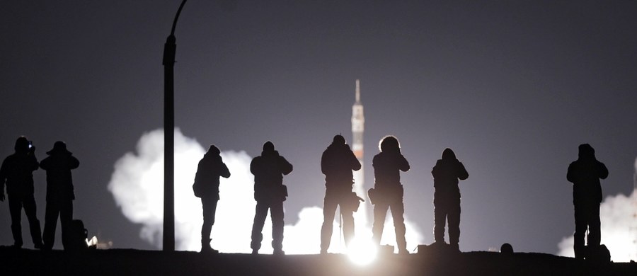 Na Międzynarodową Stację Kosmiczną (ISS) dotarła w nocy z soboty na niedzielę, po dwóch dobach lotu, kolejna trzyosobowa załoga. Jak poinformowało rosyjskie centrum lotów kosmicznych, kapsuła Sojuz bez problemów przycumowała do ISS.