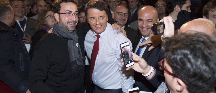 20 tysięcy kilometrów pokonał w ciągu ostatniego miesiąca premier Włoch Matteo Renzi, który oprócz podróży zagranicznych objeżdża cały kraj zachęcając do poparcia w grudniowym referendum rządowych zmian w konstytucji. Kilometry pokonane przez 41-letniego Renziego zsumowała włoska agencja Agi nazywając go "premierem globtroterem".