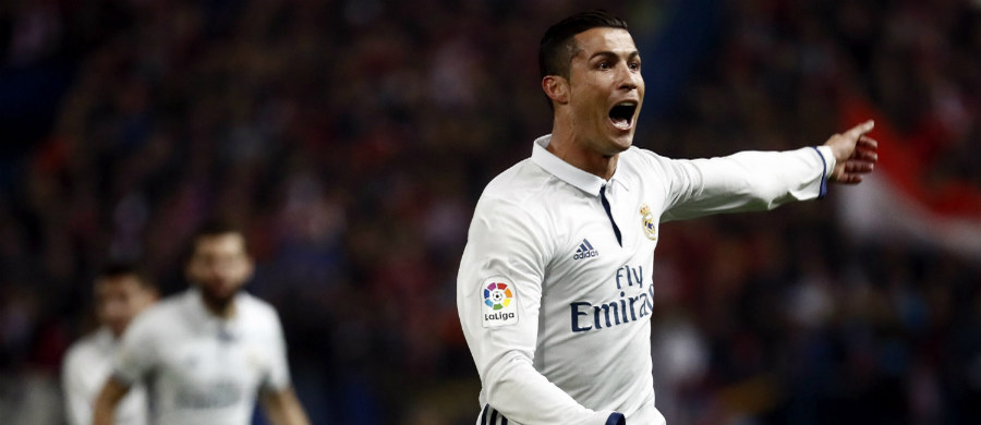 W hicie 12. kolejki Premiera Division Real Madryt pokonał na wyjeździe Atletico 3:0. Wszystkie bramki w tym spotkaniu zdobył Cristiano Ronaldo. "Królewscy" umocnili się dzięki temu na pozycji lidera. 