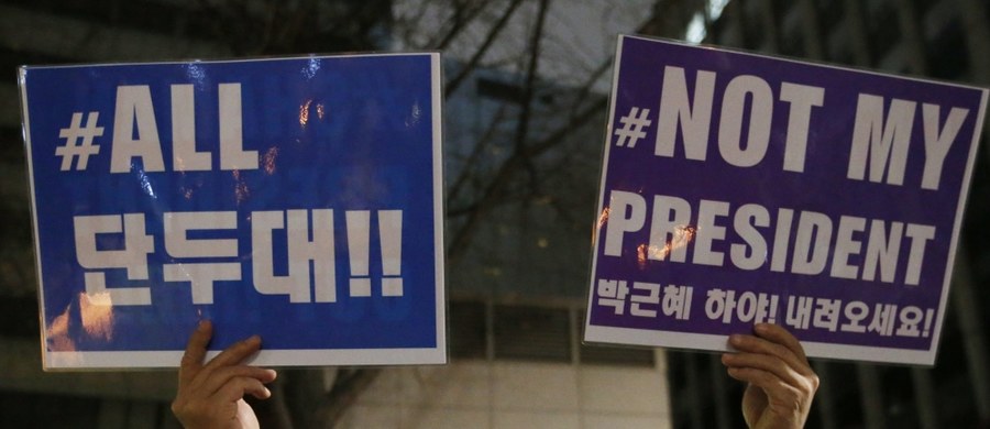 Prokuratura Korei Południowej uważa, że prezydent Park Geun Hie jest zamieszana w skandal korupcyjny, który doprowadził w kraju do fali protestów i kryzysu politycznego - poinformowano w niedzielę. W sprawie korupcji trzy osoby usłyszały już zarzuty. 