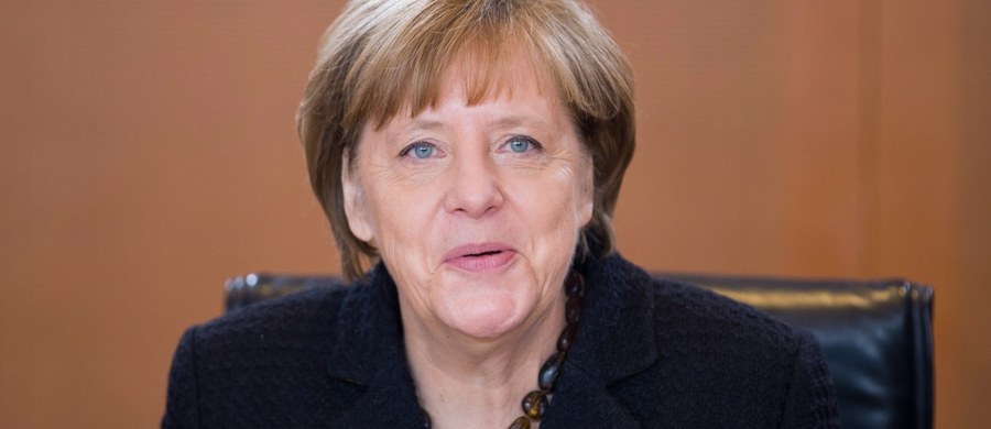 Angela Merkel poinformowała w niedzielę, że w wyborach do Bundestagu w 2017 roku chce ubiegać się po raz czwarty o fotel kanclerza Niemiec. Najpierw dowiedzieli się o tym członkowie jej partii, potem decyzję ogłosiła na konferencji prasowej. Merkel zamierza także pozostać szefową swojego ugrupowania. Wybory w Niemczech odbędą się jesienią.