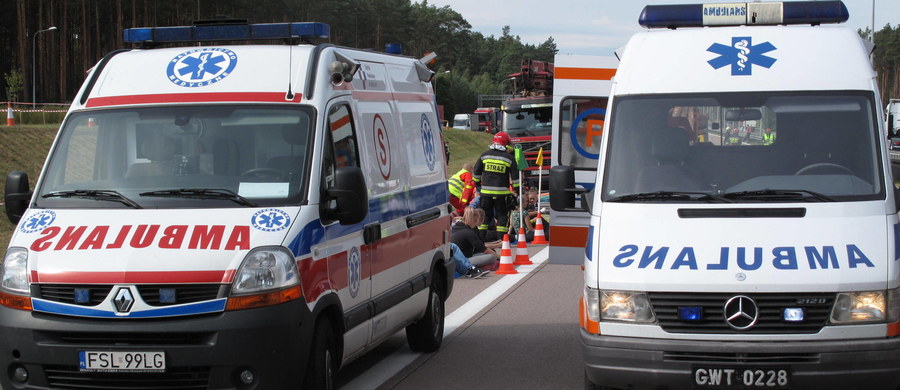Cztery osoby - kobieta i trzej mężczyźni - zginęły w wypadku na drodze wojewódzkiej numer 728 w miejscowości Bełek w powiecie grójeckim. Samochód osobowy z nieznanych przyczyn uderzył tam w drzewo. Jedna osoba została przewieziona do szpitala w Radomiu. Zgłoszenie o wypadku dostaliśmy na Gorącą Linię RMF FM.