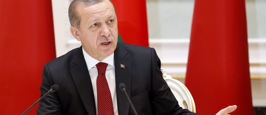 Prezydent Recep Tayyip Erdogan, cytowany w niedzielę przez tureckie media, powiedział, że Turcja nie musi przystępować do Unii Europejskiej "za wszelką cenę" i zamiast tego może stać się częścią Szanghajskiej Organizacji Współpracy - bloku zdominowanego przez Rosję i Chiny.